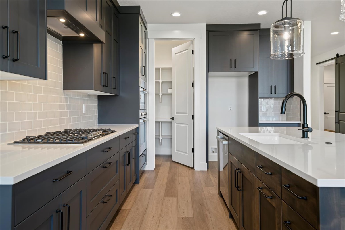858 E Esacalation St_019