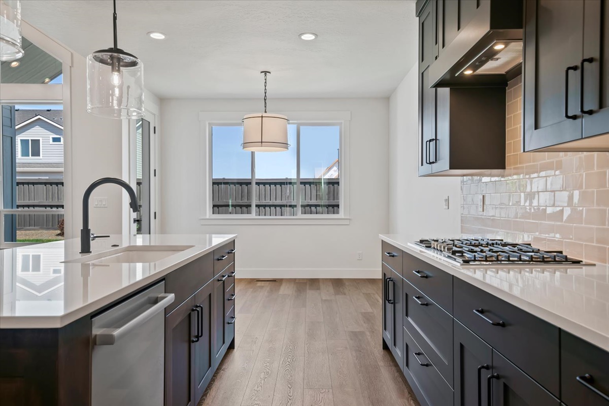 858 E Esacalation St_020