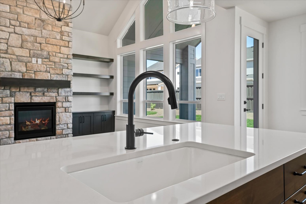 858 E Esacalation St_021