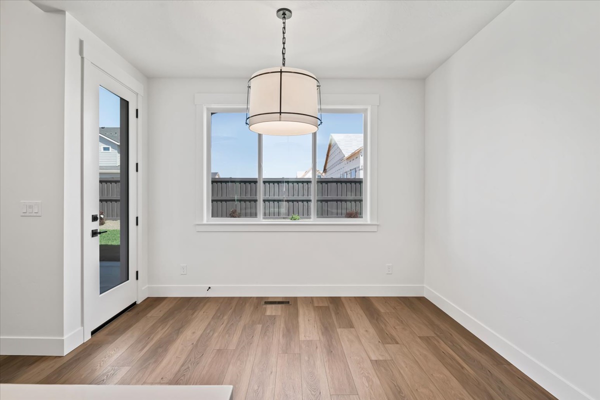 858 E Esacalation St_022