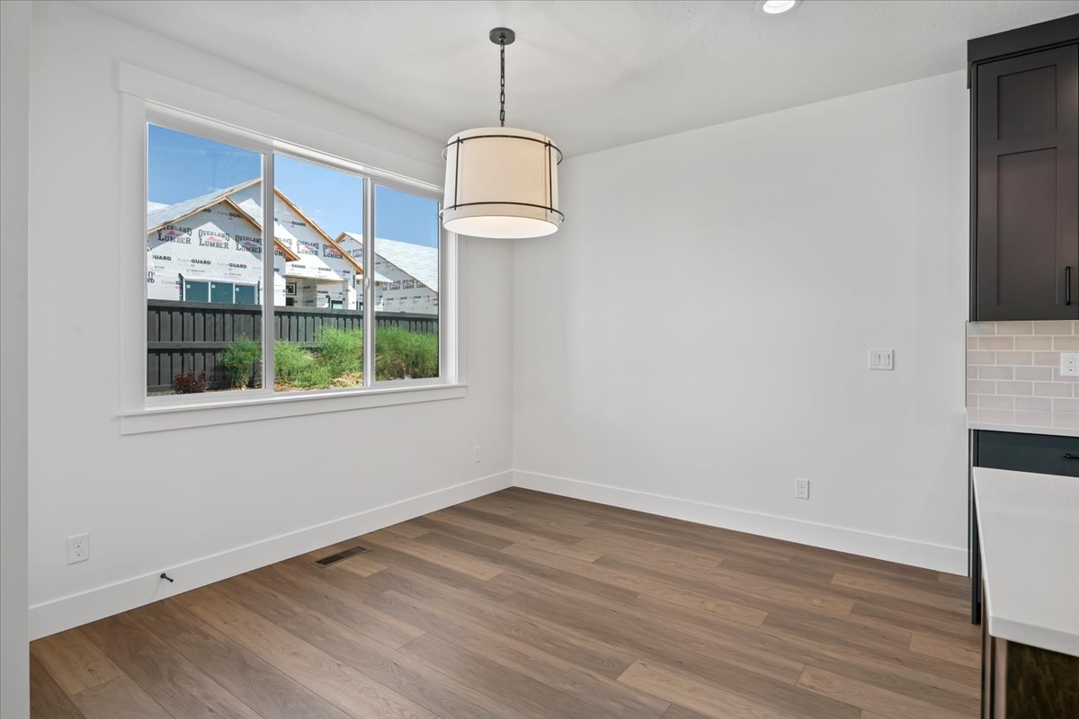 858 E Esacalation St_023