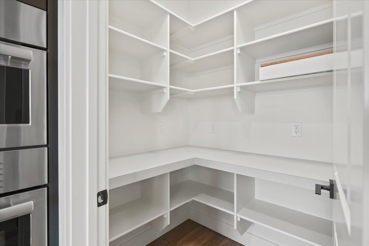 858 E Esacalation St_024