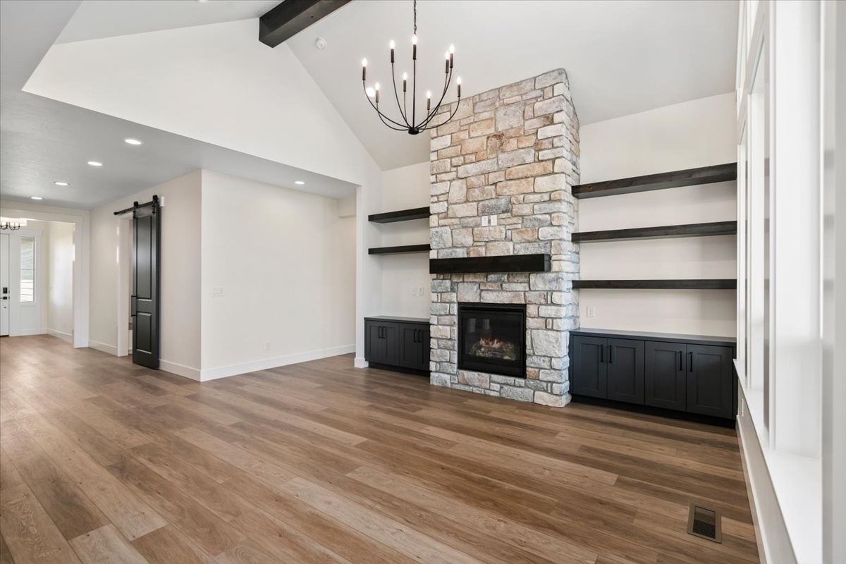 858 E Esacalation St_028