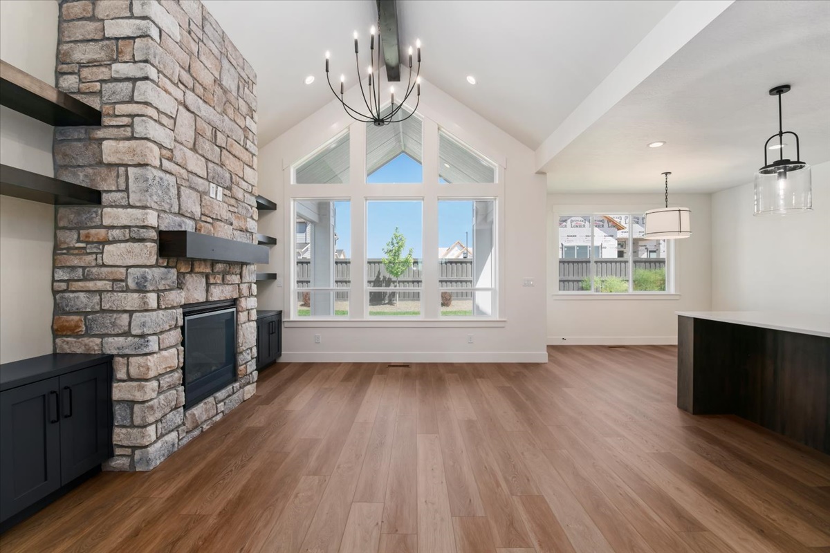 858 E Esacalation St_031
