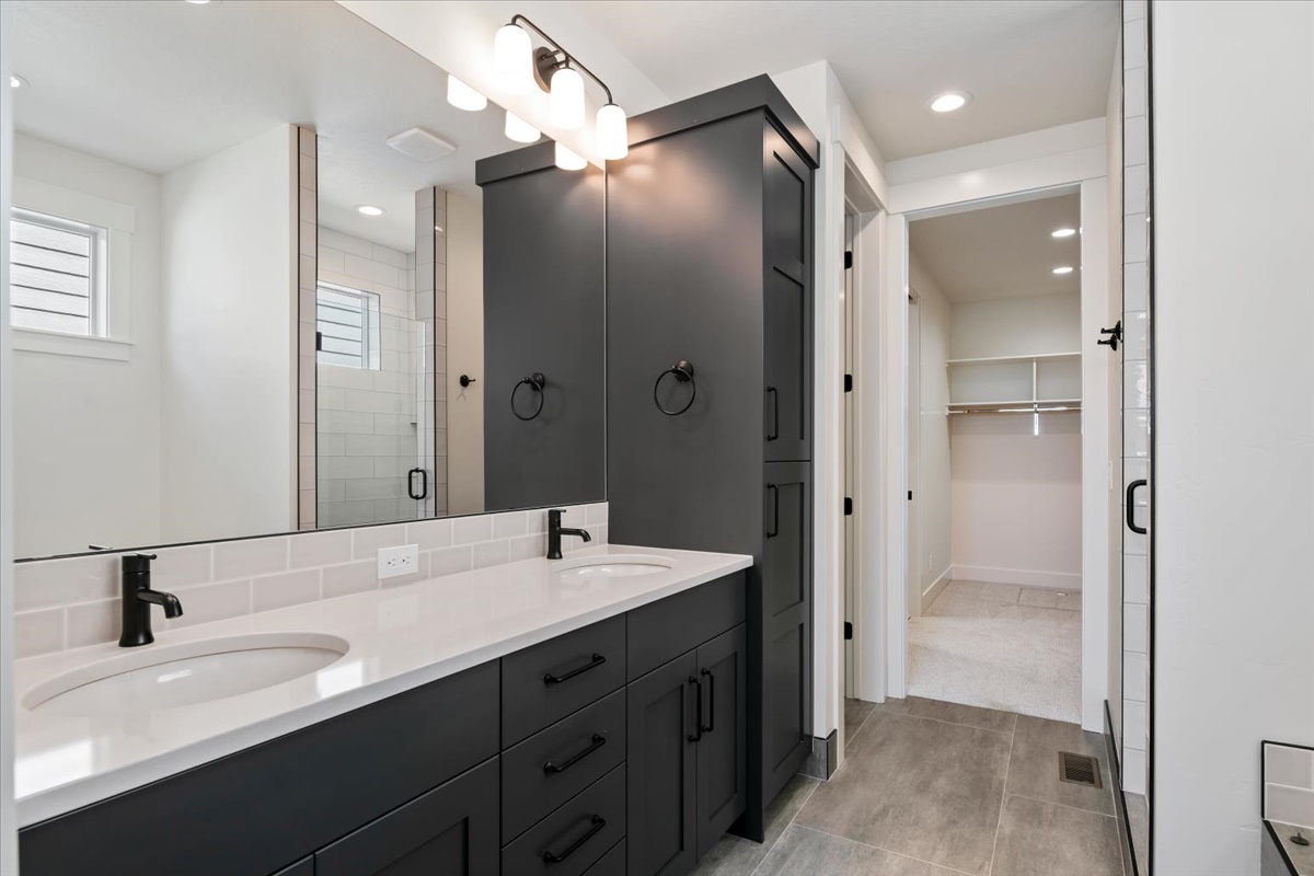 858 E Esacalation St_036