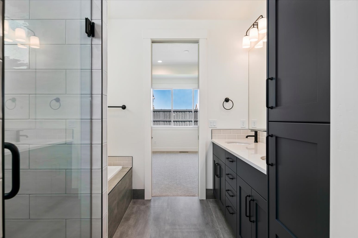 858 E Esacalation St_037