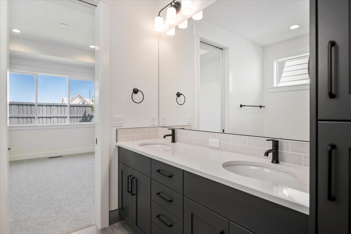 858 E Esacalation St_038