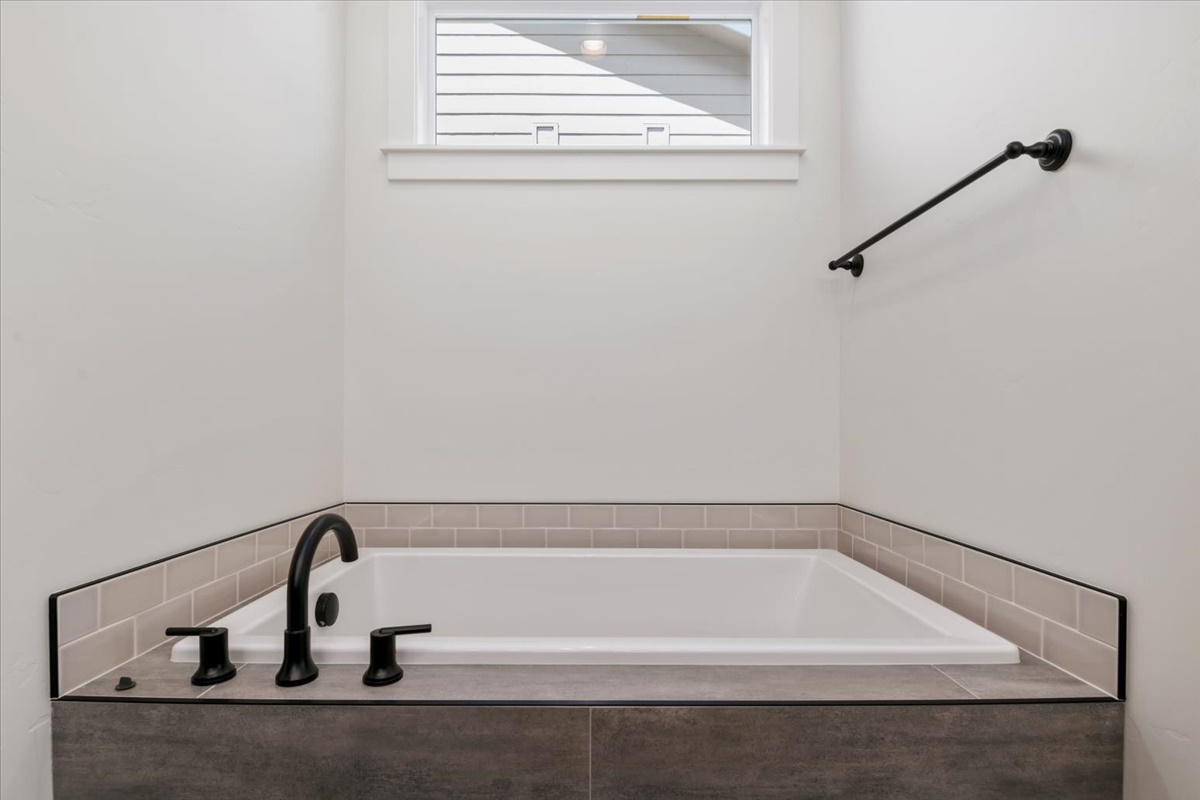 858 E Esacalation St_039