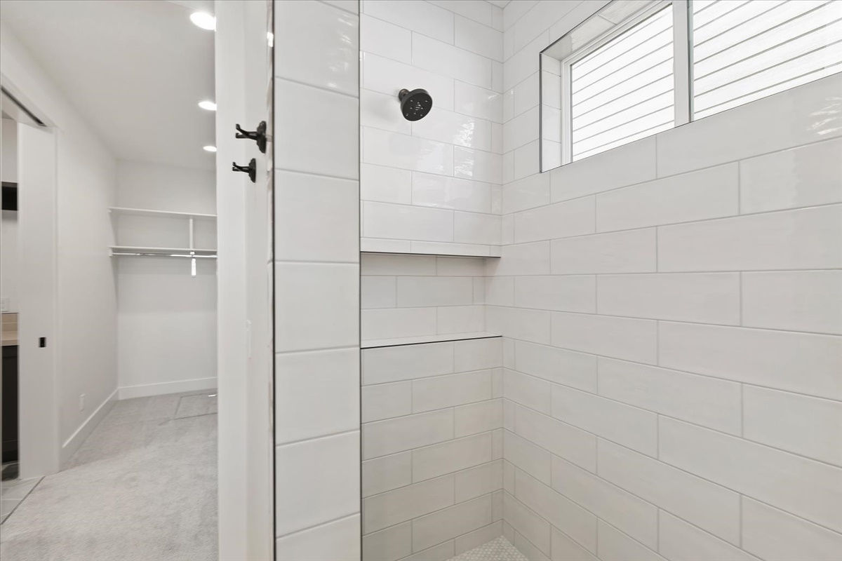 858 E Esacalation St_040