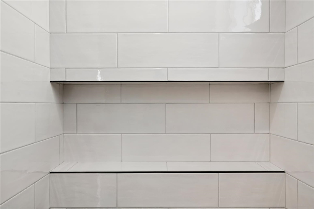 858 E Esacalation St_041