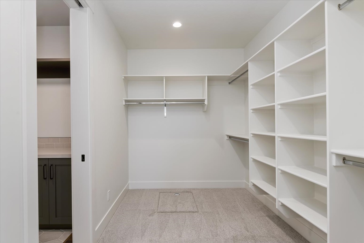 858 E Esacalation St_042