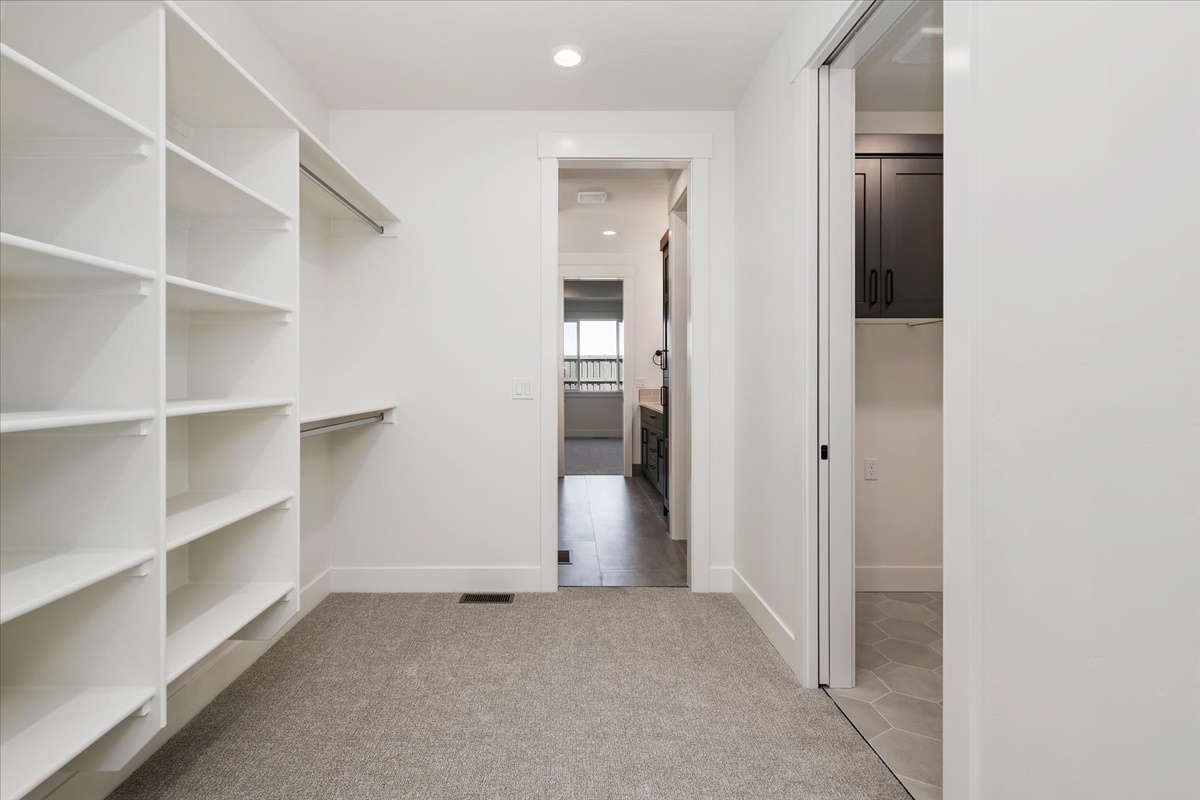 858 E Esacalation St_043