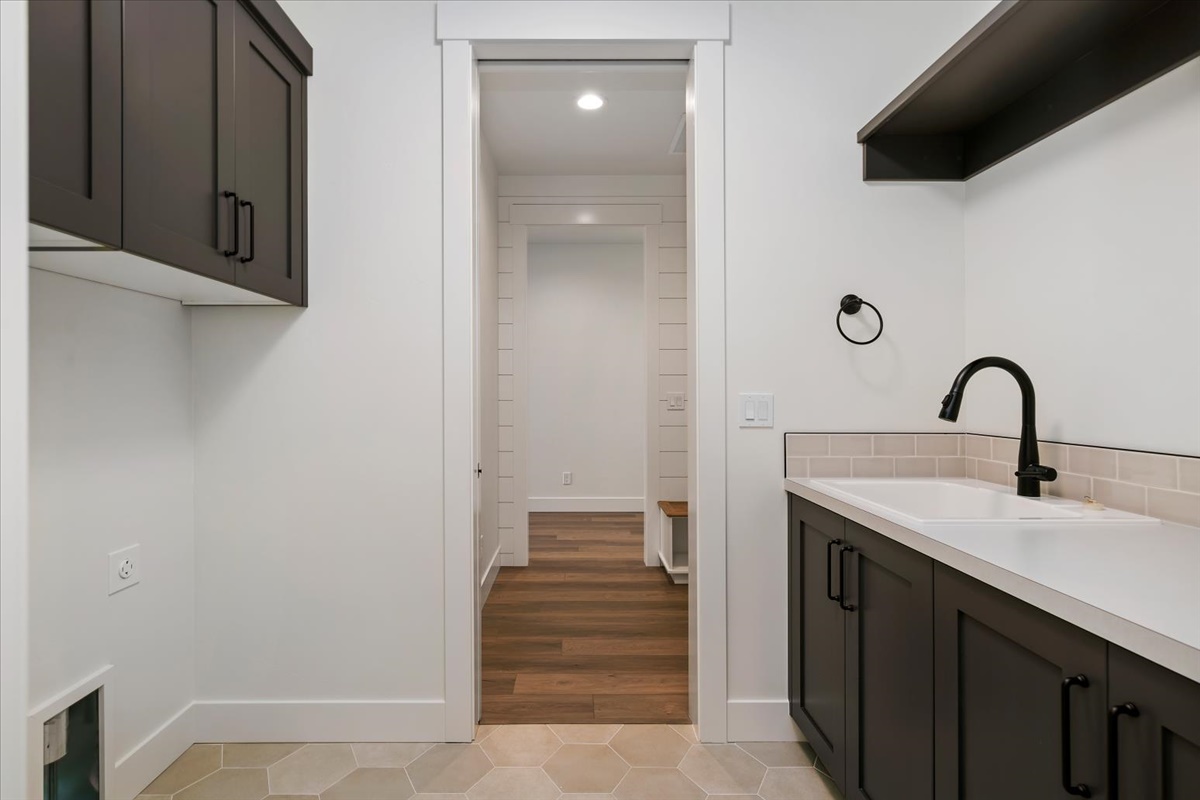 858 E Esacalation St_044