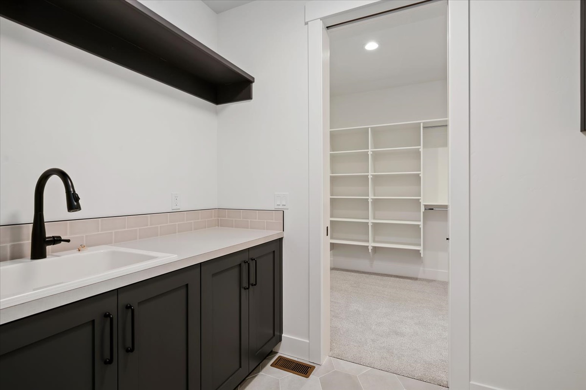 858 E Esacalation St_045