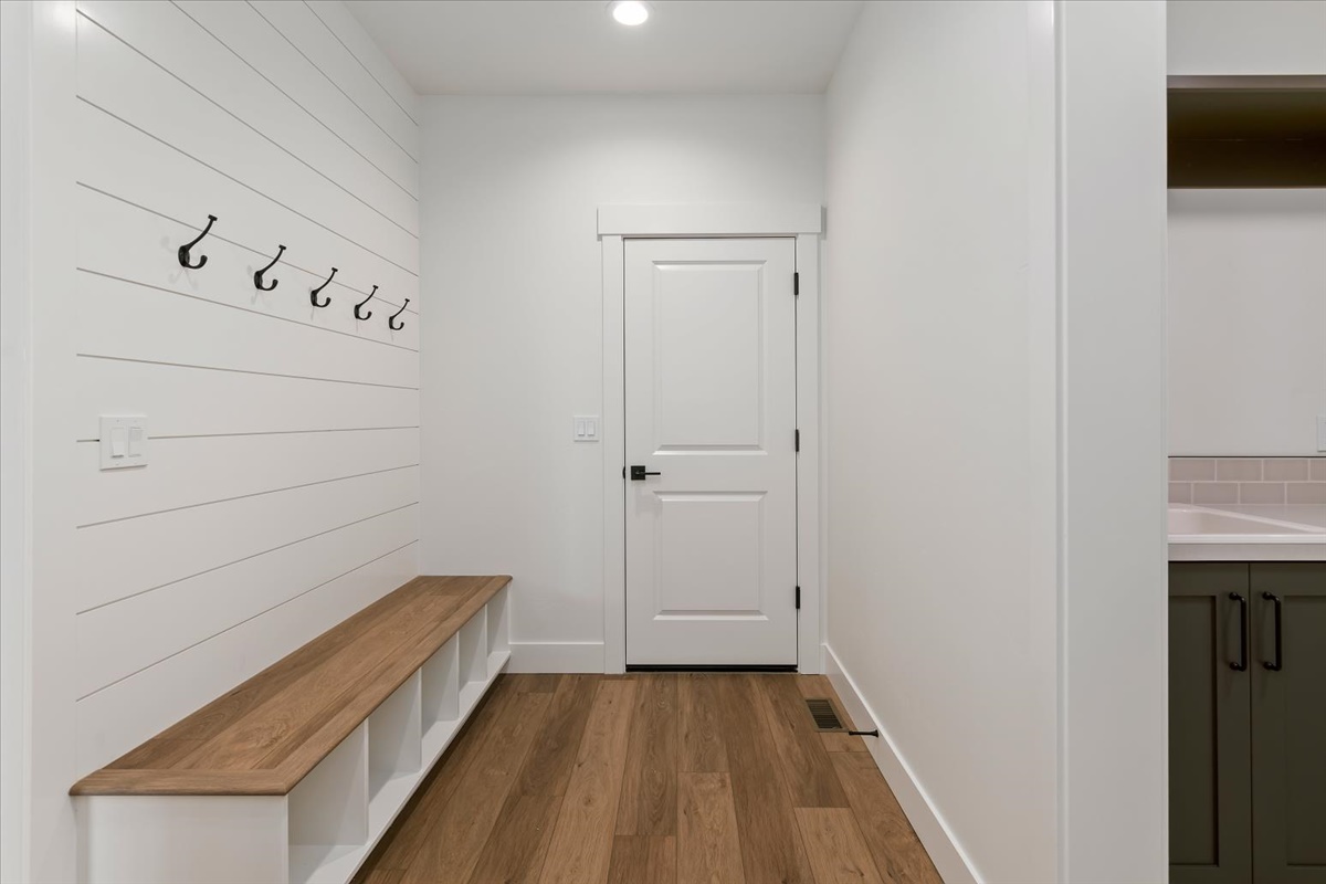 858 E Esacalation St_046