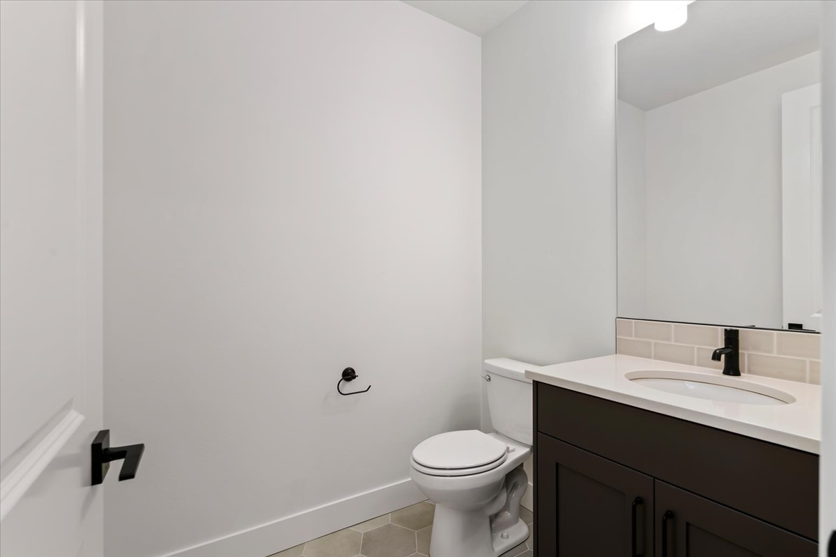 858 E Esacalation St_048