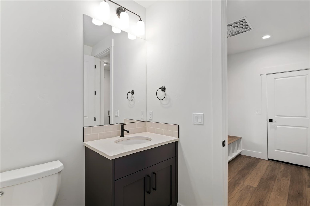 858 E Esacalation St_049
