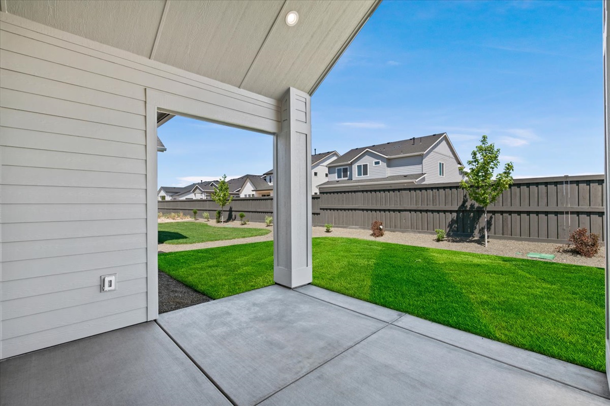 858 E Esacalation St_050
