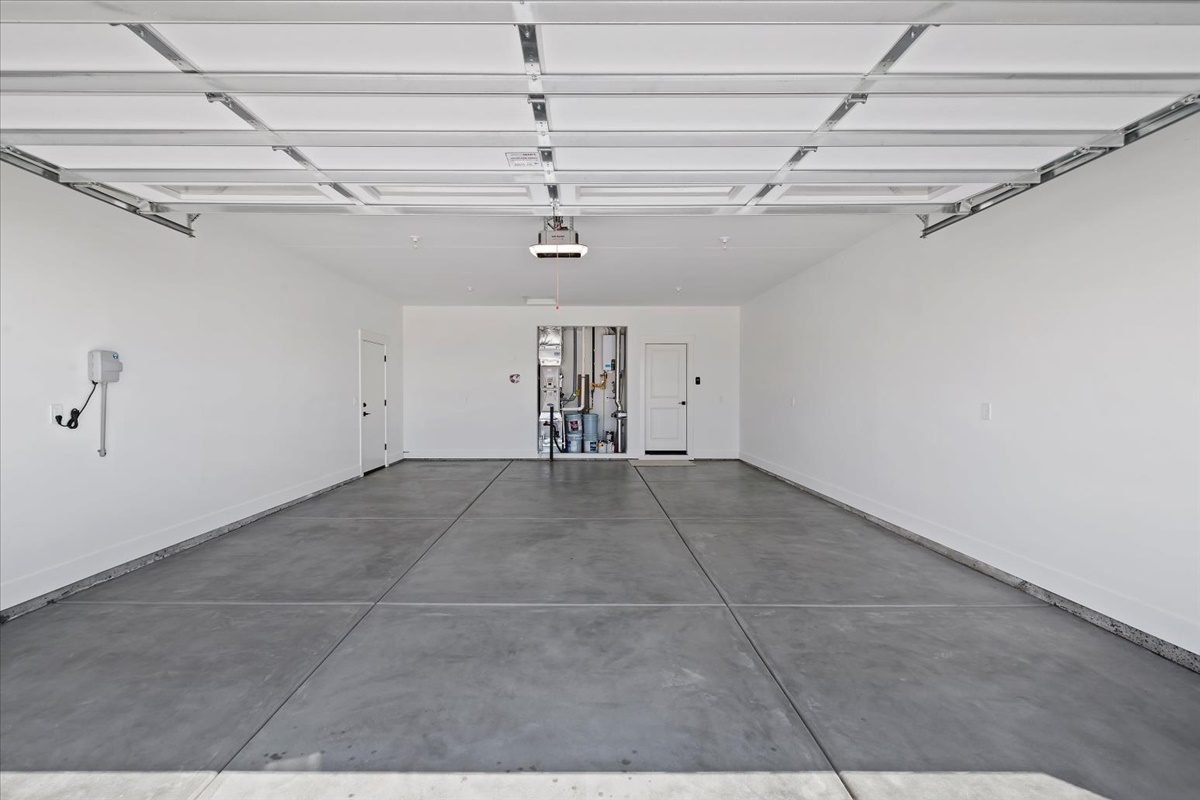 858 E Esacalation St_054