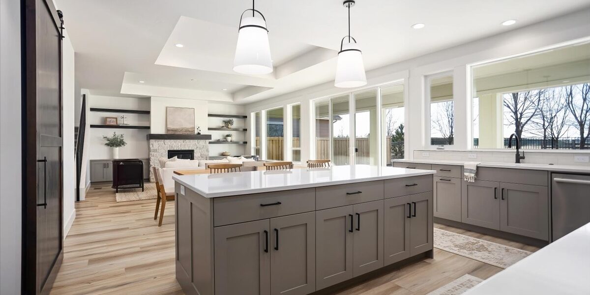 2545 E Cavern Dr_002